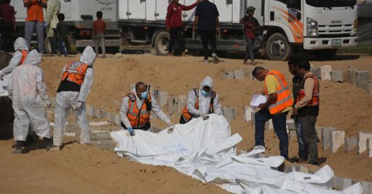 Trabajadores sanitarios y civiles se preparan para enterrar a palestinos en un cementerio de Jan Yunis, en el sur de la Franja de Gaza.