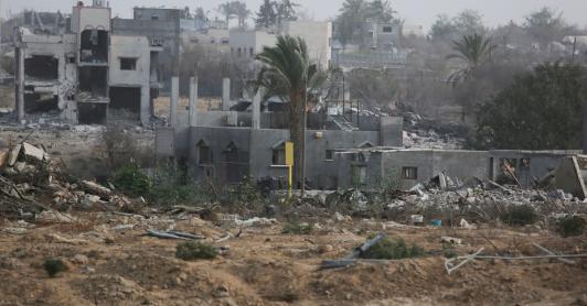 Vista general de un bloque de hormigón que marca la «línea amarilla» trazada por el ejército israelí en Bureij, en el centro de la Franja de Gaza.