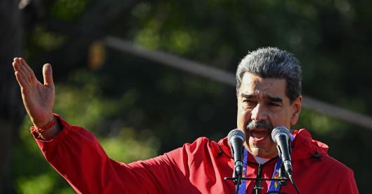 El presidente de Venezuela, Nicolás Maduro, habla durante una marcha para conmemorar el «Día de la Resistencia Indígena» en Caracas.