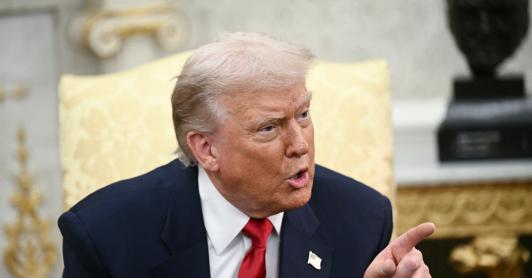 El presidente de Estados Unidos, Donald Trump, responde a las preguntas de la prensa durante una reunión con el príncipe heredero y primer ministro del Reino de Arabia Saudita, Mohammed bin Salman, en el Despacho Oval de la Casa Blanca, en Washington D. C.