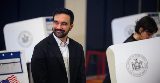 El candidato demócrata a la alcaldía, Zohran Mamdani, reacciona mientras su esposa, Rama Duwaji, vota en la Escuela de Artes Frank Sinatra. 