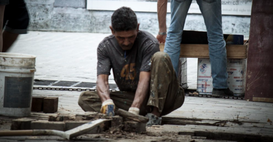 trabajador arreglando un piso