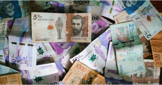 conjunto de billetes de denominación colombiana 