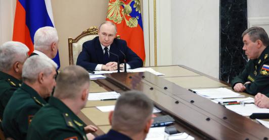 En esta fotografía colectiva distribuida por agencia estatal Sputnik, el presidente de Rusia, Vladimir Putin, preside una reunión sobre la situación en la zona de la «operación militar especial», término utilizado por el Kremlin para referirse a la ofensiva en Ucrania, que dura ya casi cuatro años, en Moscú. 