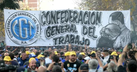 CGT de Argentina se moviliza contra reforma laboral de Milei