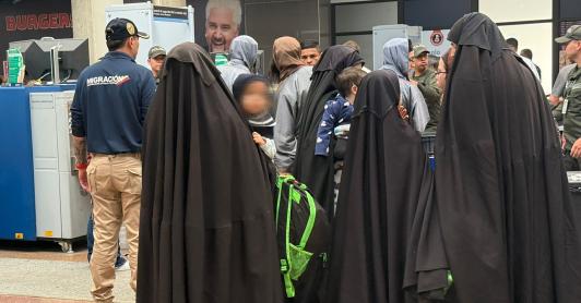 Imagen difundida por la Oficina de Prensa de Migración Colombia que muestra a miembros de la comunidad Lev Tahor siendo expulsados del país para ser posteriormente entregados a las autoridades estadounidenses en Medellín, Colombia.