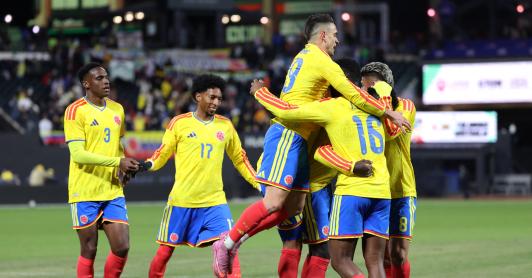 Davinson Sánchez, de Colombia, celebra con sus compañeros el tercer gol del equipo durante el partido amistoso internacional entre Colombia y Australia en el Citi Field em vísperas del Mundial 2026.