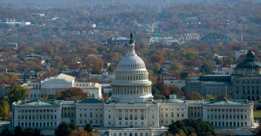 El Capitolio de los Estados Unidos visto desde el recién reinaugurado Monumento a Washington. Trump