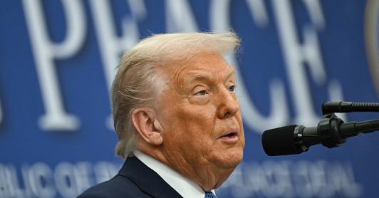 El presidente de Estados Unidos, Donald Trump, habla durante la ceremonia de firma de un acuerdo de paz con el presidente de Ruanda, Paul Kagame, y el presidente de la República Democrática del Congo, Félix Tshisekedi, en el Instituto Estadounidense de la Paz, en Washington D. C.