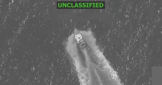 Captura de pantalla de un vídeo publicado por la cuenta X del Comando Sur de los Estados Unidos (Southcom), donde se ve una de las tres embarcaciones bombardeadas en el Pacífico. 