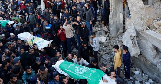 Los dolientes asisten al funeral de las víctimas mortales del ataque aéreo israelí en el campo de refugiados palestinos de Al-Shati, al oeste de la ciudad de Gaza.