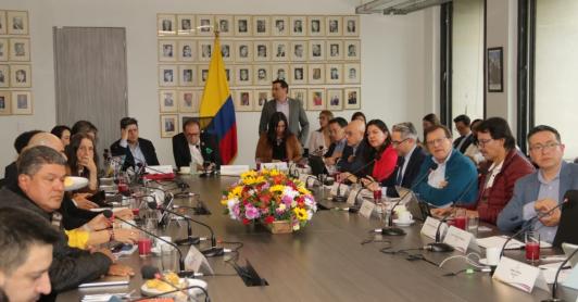 Gremios y centrales obreras discuten el salario mínimo de 2026.