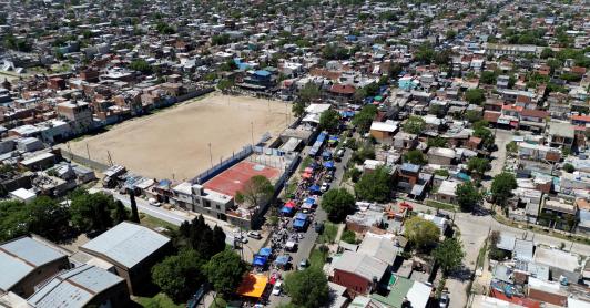 Vista aérea de un mercado callejero en Villa Fiorito, en las afueras de Buenos Aires, Argentina.