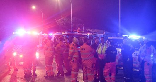 Los trabajadores sanitarios esperan en una calle tras un tiroteo en Bondi Beach, Sídney.