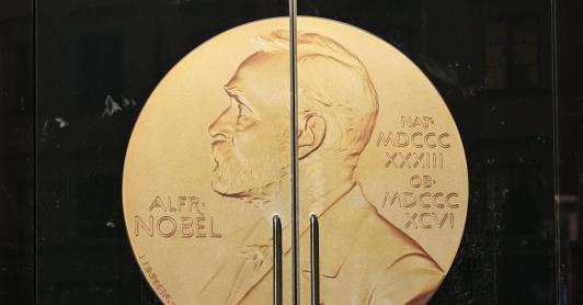 El sol brilla sobre la puerta de la Academia Sueca antes de la entrega del Premio Nobel de Literatura 2025 en la Academia Sueca de Estocolmo, Suecia.