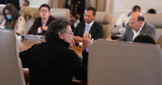 El presidente Petro denuncia mafias en la DIAN e infiltraciones de contrainteligencia.