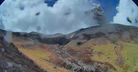 Volcán Puracé mantiene alerta naranja por emisiones continuas de ceniza y gases. Foto: Servicio Geológico