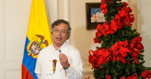 "Antes que las cifras de los muertos, las de los vivos": Petro a Uribe