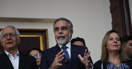 Congreso defiende megarricos y hunde reformas sociales: Benedetti