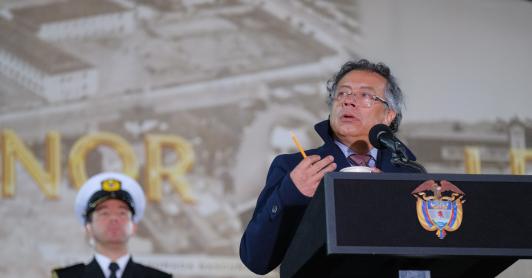 Mientras EE. UU. bombardea el Caribe, legaliza la marihuana: Petro