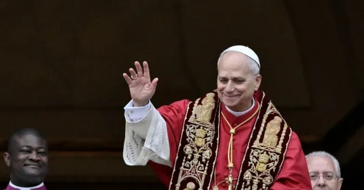 Papa León XIV estrena su primer 'Urbi et Orbi' con un llamado a la paz.