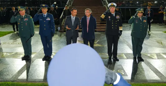 Presidente Petro anuncia salario mínimo en la Fuerza Pública.