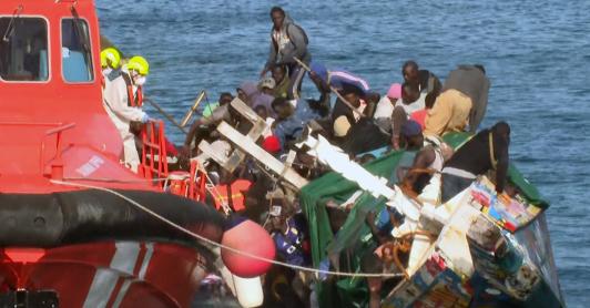 Esta imagen, tomada de un vídeo difundido por Televisión Canaria, muestra cómo una embarcación abarrotada de migrantes vuelca mientras sus ocupantes desembarcaban en el puerto de La Restinga, en la isla de El Hierro, Islas Canarias, España.