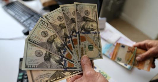 Dólar en mínimos de casi cinco años.