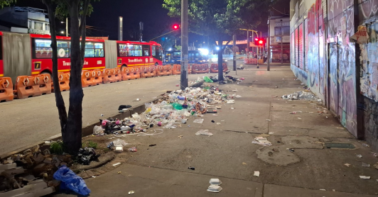 Avenida Caracas en Bogotá, con basura en el espacio público