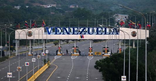 Reportan al menos 40 muertos en ataques de E.E. U.U. a Venezuela.