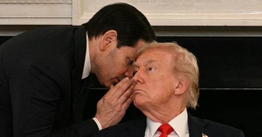 Senado de EE. UU. permite a Trump usar fuerza militar en Venezuela.