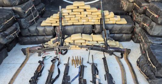 Armada incautó cocaína, marihuana y fusiles en frontera con Brasil.
