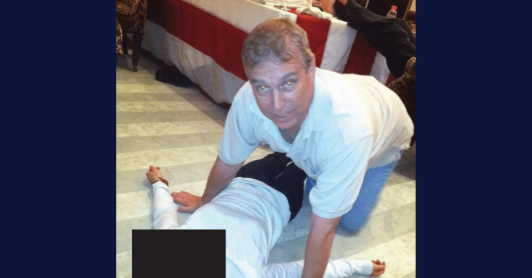 Caso Epstein_foto del príncipe Andrés aparece en el Louvre.