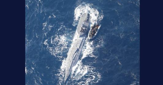 Interceptan narcosubmarino con 10 toneladas de cocaína.