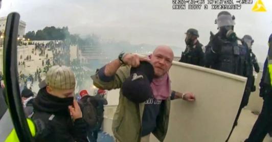 Hombre indultado por Trump tras asalto al Capitolio fue arrestado por abuso sexual infantil en Florida