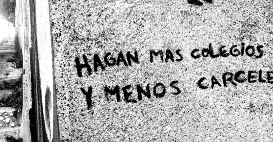 Grafitti que dice hagan más colegios y menos cárceles