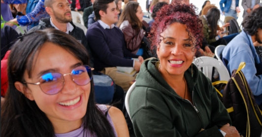 dos mujeres sonriendo a la cámara