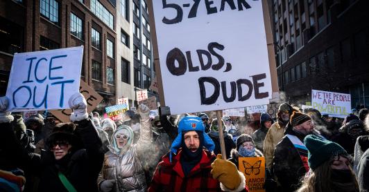 La gente sostiene carteles en referencia al niño de cinco años Liam Conejo Ramos, que fue detenido por agentes de inmigración, durante la protesta «ICE fuera de Minnesota: Día de la Verdad y la Libertad» en Minneapolis, Minnesota.