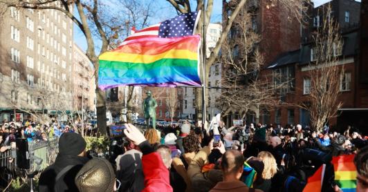 La bandera LGTBIQ+ volvió a Stonewall desafiando directriz de Trump
