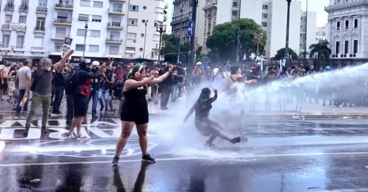 Entre huelgas y represión violenta, Argentina avanza en la reforma laboral de Milei. Foto: Viory