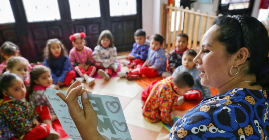 madre comunitaria con varios niños