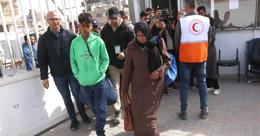 Un joven palestino con lesiones oculares y su madre, Randa Abu Mustafa, llegan al recinto del Hospital de la Media Luna Roja para ser evacuados de la Franja de Gaza a través del paso de Rafah con Egipto para recibir tratamiento en el extranjero, en Jan Yunis, en el sur de la Franja de Gaza, el 2 de febrero de 2026.