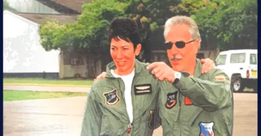 Según la información divulgada en ese paquete, Pastrana figura en registros de viajes y reuniones del periodo, junto con Sandy Berger —exasesor de seguridad nacional de Bill Clinton— y el abogado Alan Dershowitz. / Departamento de Estado.