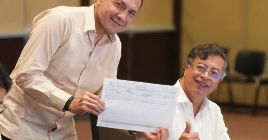 Petro firma solicitud de Asamblea Nacional Constituyente.  / Foto: MinTrabajo.