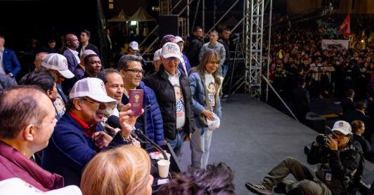 Petro presentó nuevo pasaporte hecho en Colombia.