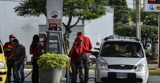Precio de la gasolina bajará en marzo: costará 500 pesos menos.