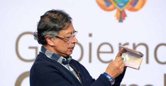 Presidente Petro presentó el nuevo pasaporte de Colombia.