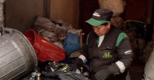 recicladora realizando su oficio