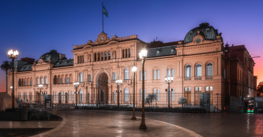 imagen de la casa de gobierno argentina, Casa Rosada, al caer la tarde