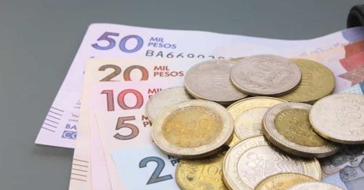 Presidente Petro cuestiona valorización del peso colombiano y advierte sobre los efectos por alza de tasas de interés